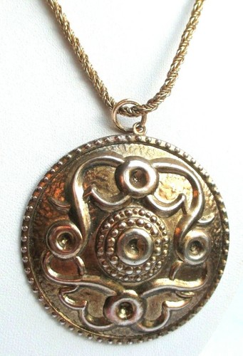Beau collier pendentif léger